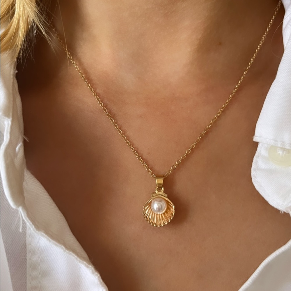 NWT seashell pearl necklace gold